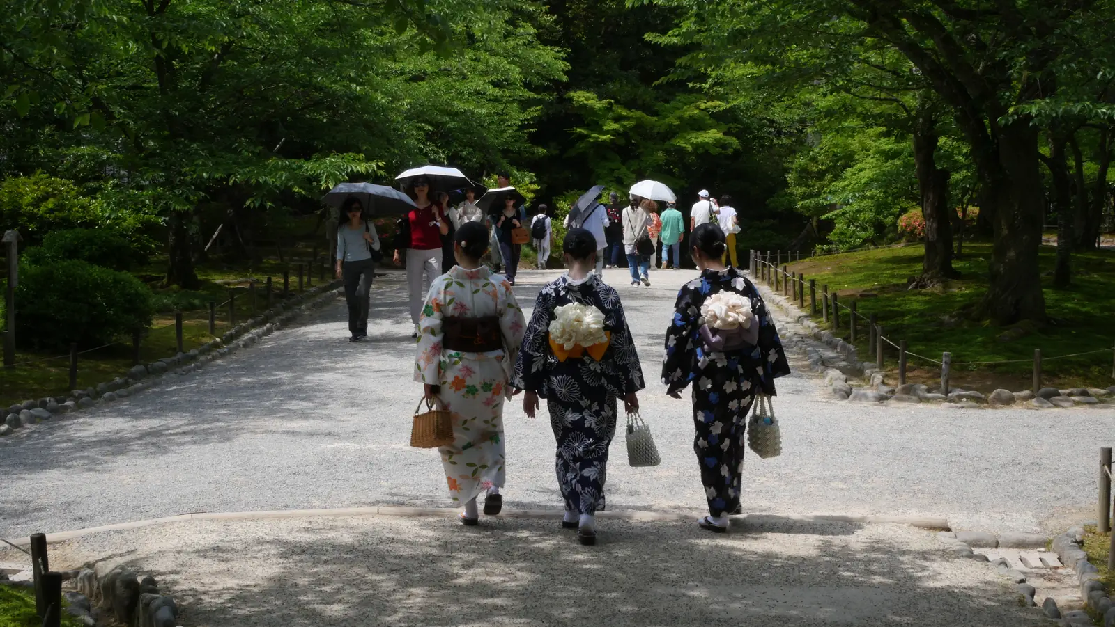 Promenade dans le jardin Kenroku-en