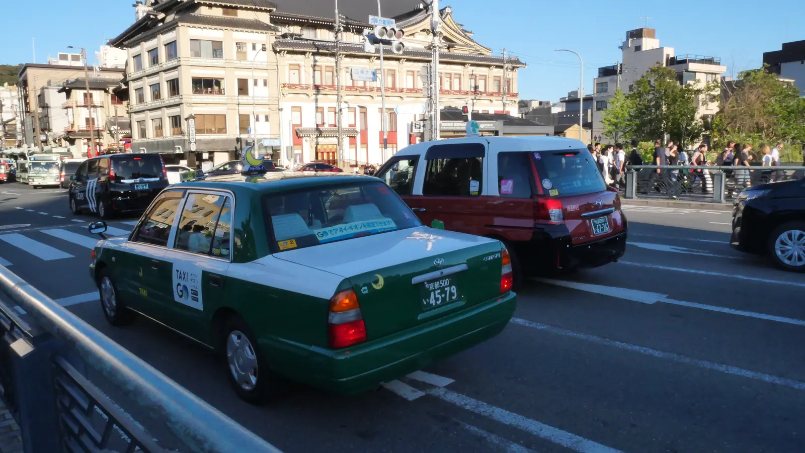 Taxi rétro dans les rues de Kyoto