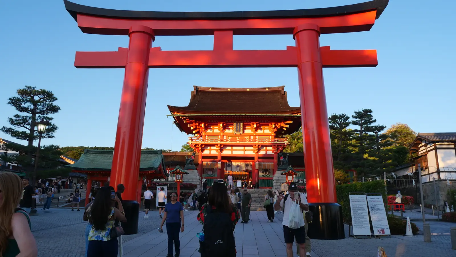 Grand torii à l'entrée de Fushimi Inari