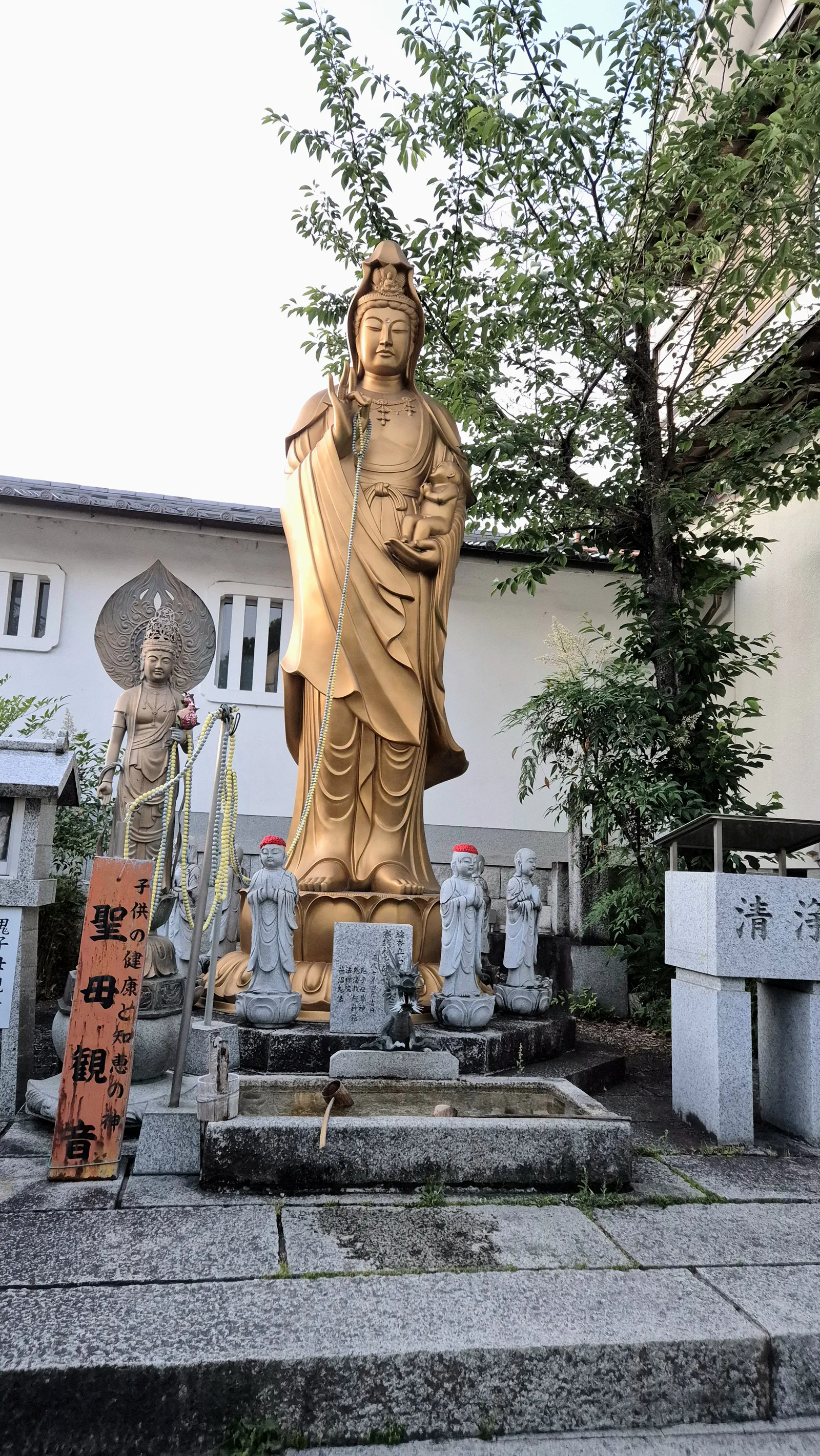 Fushimi inari de nuit statue